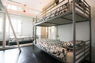 Хостелы Podstel Bucharest Бухарест Кровать в 6-местном улучшенном общем номере для мужчин и женщин-2