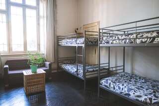 Хостелы Podstel Bucharest Бухарест Кровать в общем 8-местном номере для мужчин и женщин-2