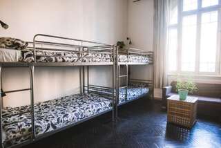 Хостелы Podstel Bucharest Бухарест Кровать в общем 8-местном номере для мужчин и женщин-3